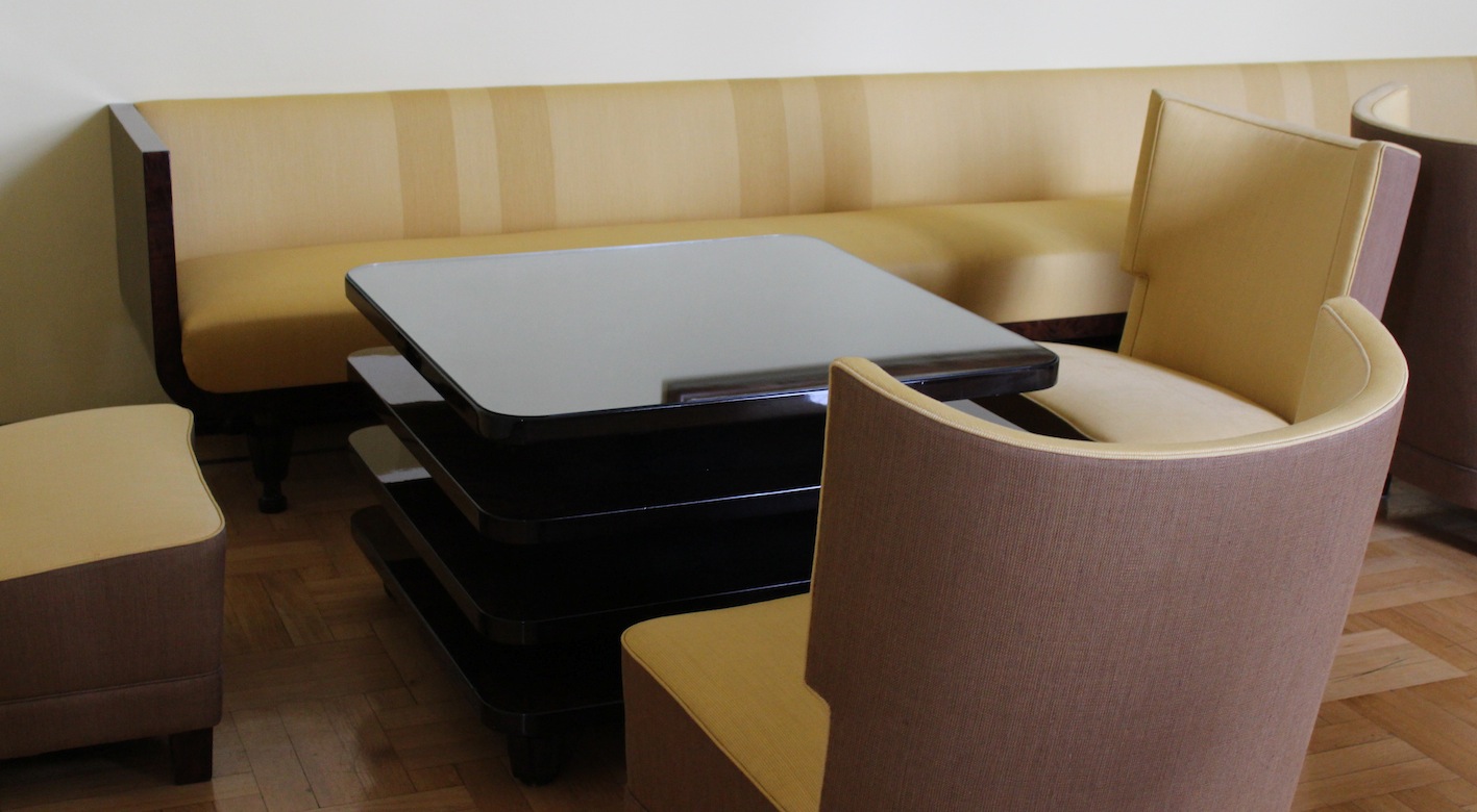 Keltainen huone, Eduskunta. Verhoiluty&ouml; valmistuu v. 2017.